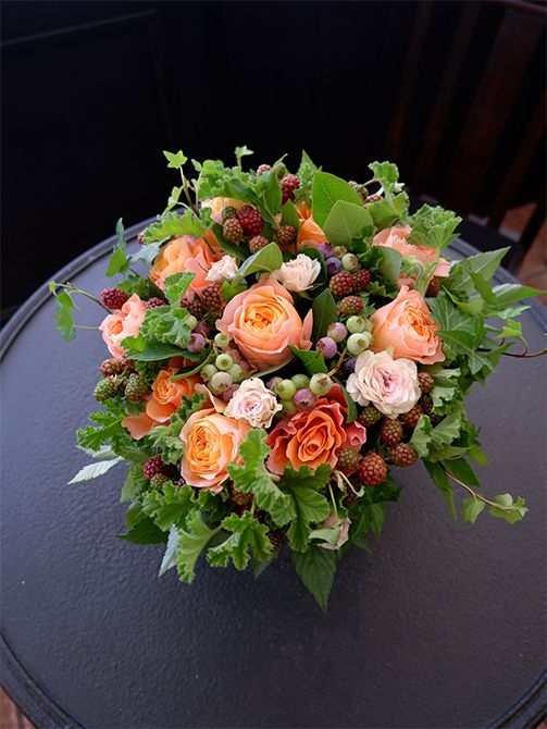 アップライトアイビー‘ピッツバーグ’、キイチゴ‘ベビーハンズ’、グリーンワッフルゼラニウムと、たっぷりのグリーンの中に、バラの‘ビーハイブ’と‘カルピディーム’、‘吉野’を加えたアレンジです。ブルーベリーとブラックベリーを加え、夏のみずみずして収穫シーンのイメージに仕上げました。暑さを見舞う贈り花です。