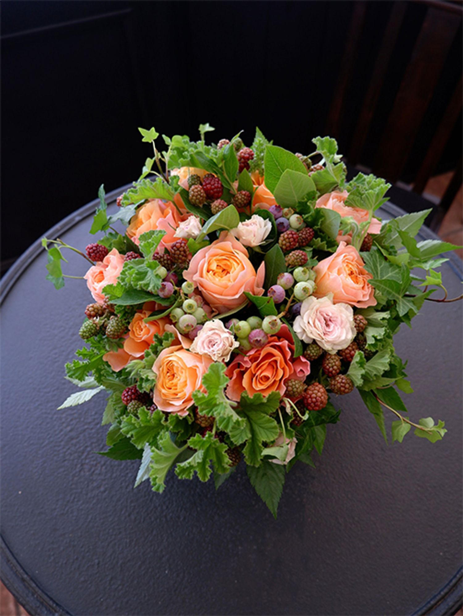 アップライトアイビー‘ピッツバーグ’、キイチゴ‘ベビーハンズ’、グリーンワッフルゼラニウムと、たっぷりのグリーンの中に、バラの‘ビーハイブ’と‘カルピディーム’、‘吉野’を加えたアレンジです。ブルーベリーとブラックベリーを加え、夏のみずみずして収穫シーンのイメージに仕上げました。暑さを見舞う贈り花です。