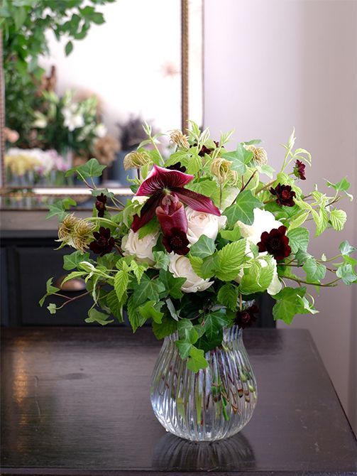 アップライトアイビー‘ピッツバーグ’とフランボワーズ。たっぷりのグリーンの中に、ボルドーカラーのパフィオペディルム、バラ‘ポルトスノー’、チョコレートコスモスを加えたブーケ。くるくる巻いた髭のようなものはクレマチスシードです。白と黒が好きな娘さんに、ご両親から誕生日の贈り花です。