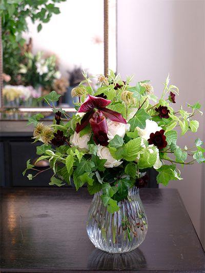 アップライトアイビー‘ピッツバーグ’とフランボワーズ。たっぷりのグリーンの中に、ボルドーカラーのパフィオペディルム、バラ‘ポルトスノー’、チョコレートコスモスを加えたブーケ。くるくる巻いた髭のようなものはクレマチスシードです。白と黒が好きな娘さんに、ご両親から誕生日の贈り花です。