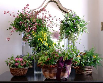 「なにわ花市場」のイベント用に制作したリーフプランツのブーケ3点とアレンジ3点・集めておいてみたら、とても爽やかな雰囲気に。個々の贈り花の詳細も後ろで紹介します。