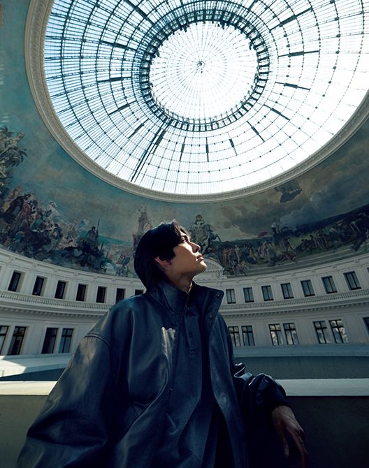 レザーブルゾン81万4000円　ポロシャツ12万6500円（ともに予定価格）／ともにバレン177 シアガ（バレンシアガ クライアントサービス）