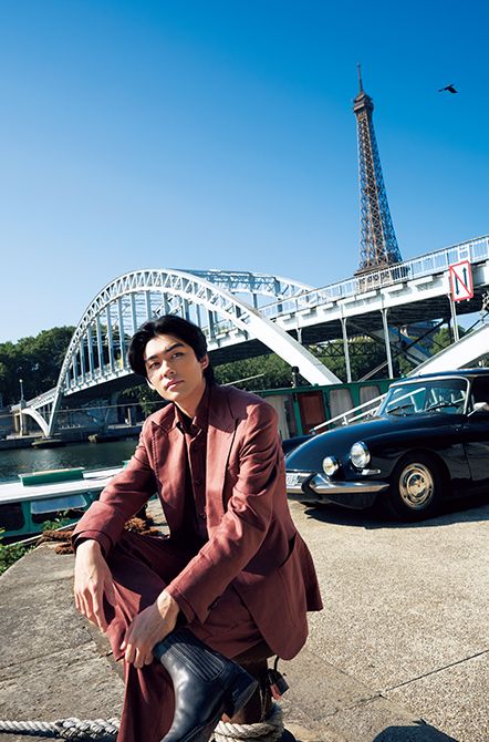 橋の下でおしゃれなヴィンテージカーと。ジャケット100万6500円、シャツ29万4800円（ともに仕様変更あり）　ブーツ（参考商品）　パンツ35万8380円　スカーフ10万3400円／すべてブリオーニ（ブリオーニ クライアントサービス）