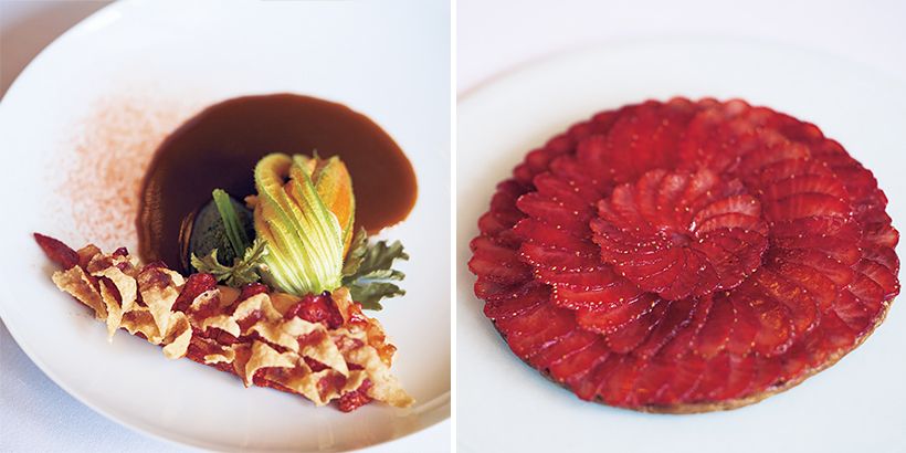 ディナーコースより、上左はオマール海老のクリスピー仕立て。右はいちごのタルト。ヴェルサイユ宮殿の「平和の間」に着想を得たダイニングで、アラン・デュカス氏監修のガストロノミーを堪能できる。