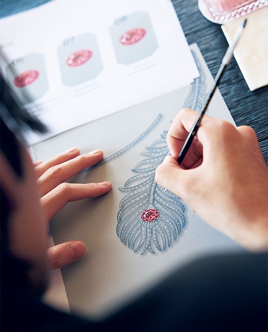 ハイジュエリーの要素として欠かせない伝統的なグワッシュ。今 回、染五郎さんはルビーの色付けを体験。「輪郭をどれだけ細く描く か、絵の具でいかに透明感を出すかがとても難しかったです」。