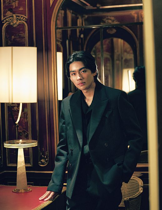 ジャケット（参考商品）　シャツ26万700円 パンツ17万3800円　靴17万500円／ すべてボッテガ・ヴェネタ（ボッテガ・ヴェネタ ジャパン）