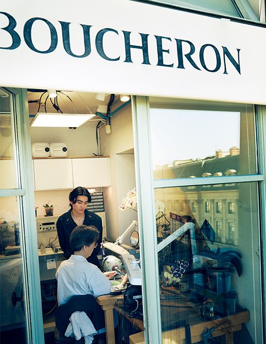 ヴァンドーム広場を見下ろす場所にあるアトリエで、それぞれの 工程ごとのプロの技を間近に見る染五郎さん。「作っている環境と作 品自体の精神がリンクしているような、神聖さ、神秘性を感じます」。