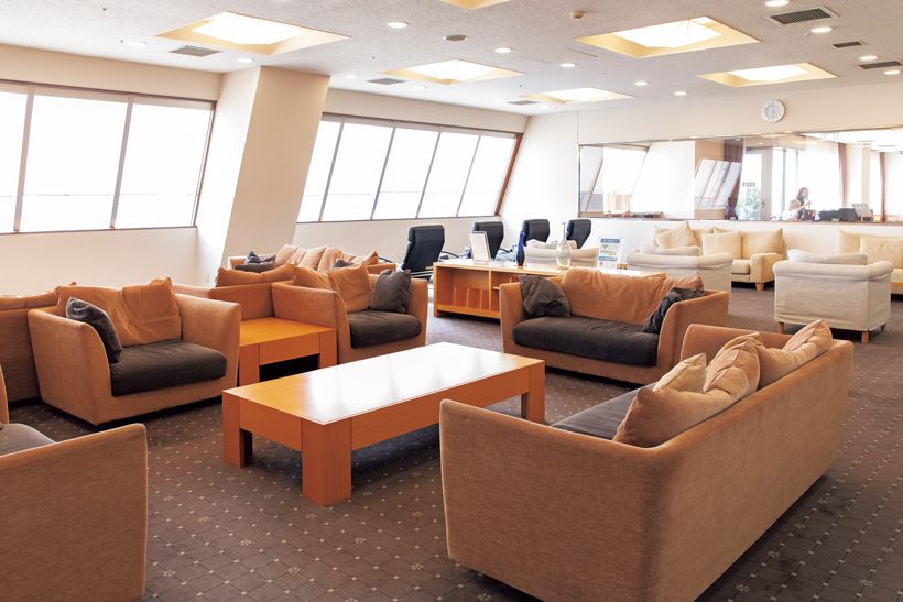 検査の合間や終了後にくつろげるよう最上階にラウンジを用意。