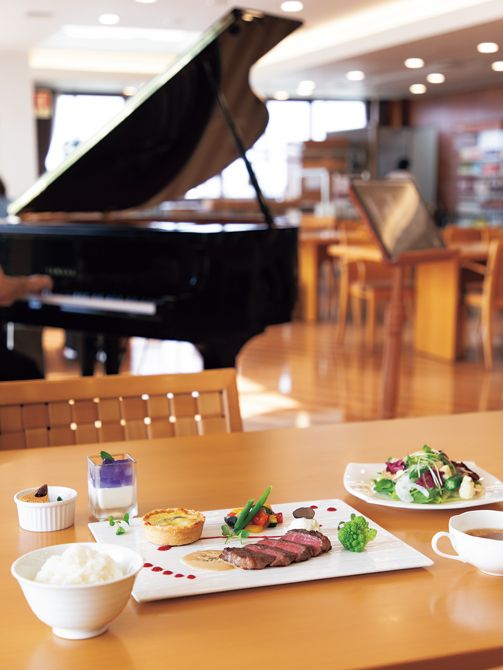 ドック後はラウンジの奥にあるレストランでプロのピアニストの生演奏を聴きながら、旬の食材を使った食事を楽しめる。