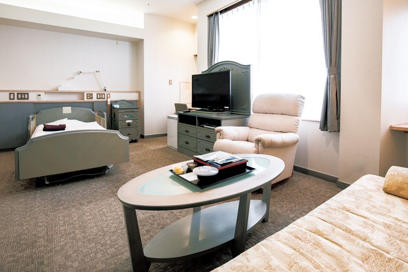 1泊ドック利用の際、プレミアム会員は当日空いている部屋のうち最上級グレードに滞在。写真は特SSタイプ（室料11万円／日）の個室。窓外には大阪の中心街が広がり夜景も楽しめる。