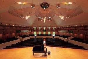 音楽堂がなかった軽井沢に寄贈を──開館20周年を迎えた「軽井沢大賀ホール」に込められた想い