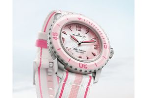 女性の手もとに映えるサイズ感。「ブランパン」のダイバーズウォッチ