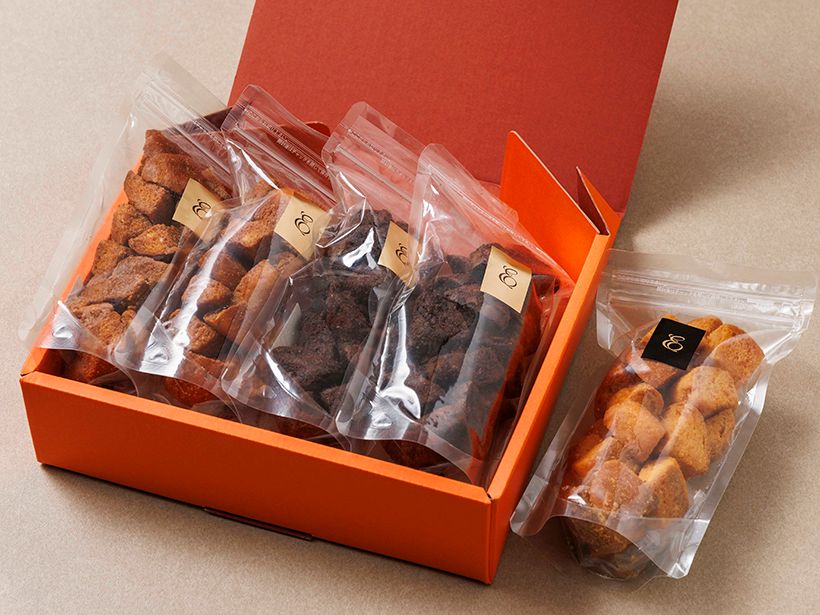 パティスリーエドモントで販売中の「ラスク」。ガーリック風味、シナモン風味、バジルチーズ風味、チョコレート味など、バリエーションもさまざま。