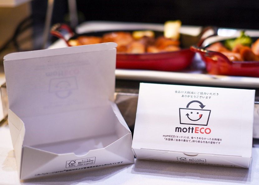 「ホテルメトロポリタン エドモント」をはじめ、「東京ステーションホテル」「メズム東京、オートグラフ コレクション」など、日本ホテルの9つのホテルでは2022年から「mottECO ボックス」を導入。ホテル内のレストランや宴会場での料理を食べきれなかったときに、希望に応じて対応（季節やメニューによる例外あり）。