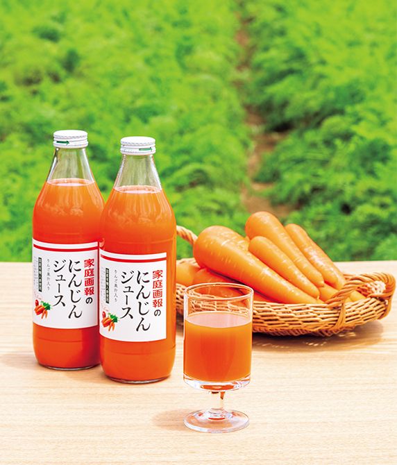 山武市のにんじん畑にて。大切に育てられたにんじんをジュースにしている。