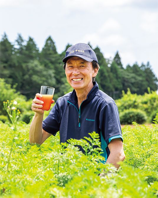 ジュースに使うにんじんを作っている、富谷亜喜博（あきひろ）さん。「にんじんの甘みや味わいを、ここまで生かしてジュースにしているものはほかにありません」とにっこり。