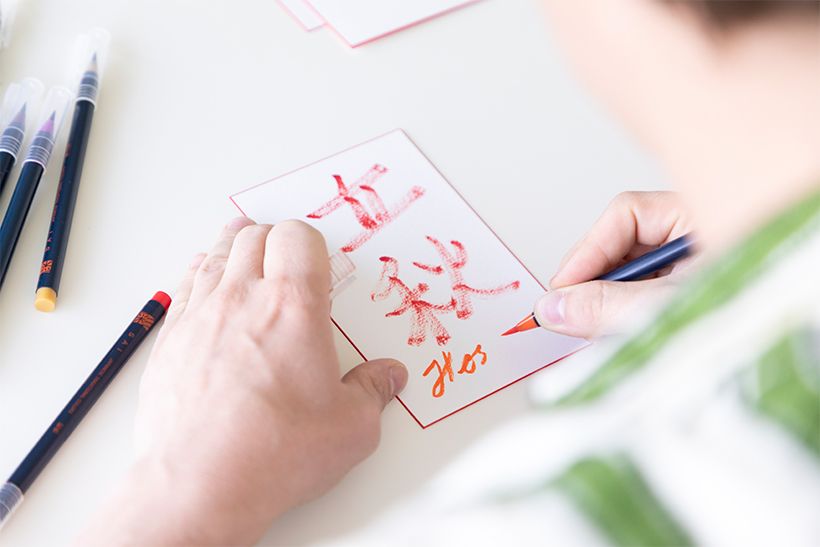 「実は書道など、文字を書くことが苦手で」と言いながらも、スウェーデン語をあしらいオリジナリティ溢れるデザインに。