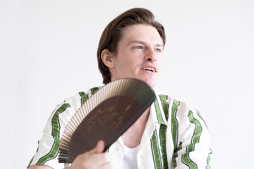 撮影が滞りなく終わって、特別な扇子でリラックスして涼むオフショット。