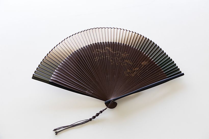 深緑から薄茶にうつろうグラデーションが美しい村雨さんの扇子。