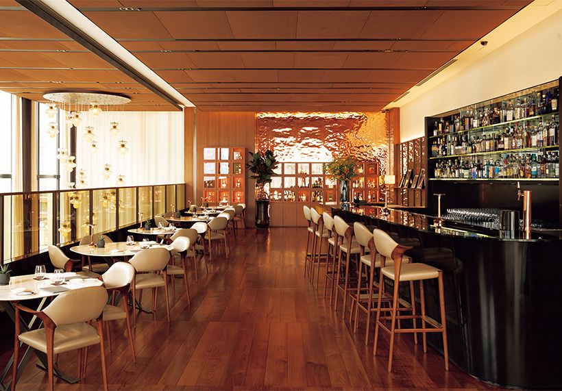 モダンシックなバー空間。