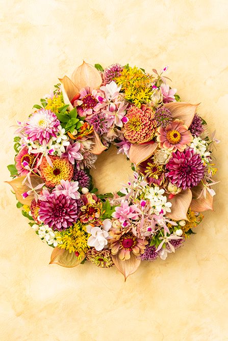 解放的でエネルギッシュな夏をイメージした、ワイルドなリース。