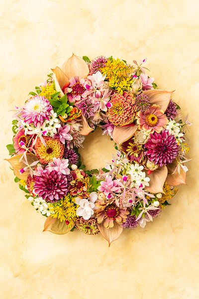 解放的でエネルギッシュな夏をイメージした、ワイルドなリース。