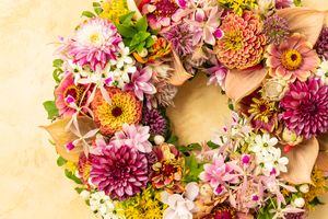 真夏ならではの高揚感と開放感を表現。エネルギッシュな夏のフラワーリース