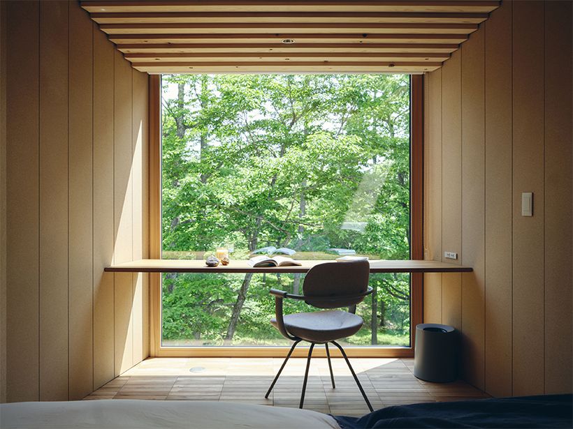 ワークスペースでは、読書に、ワーケーションに、緑に包まれながら思い思いのひとときを過ごす。