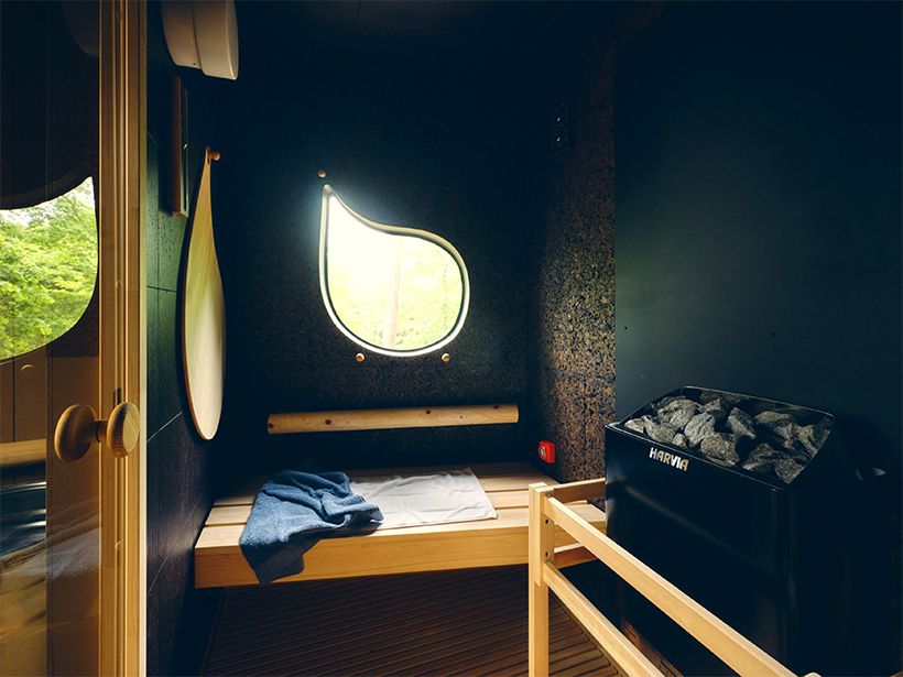 プライベートサウナは2名が入れる広さで、ロウリュ用バケツが用意されている。窓から豊かな森を眺めながら心身を調えたい。