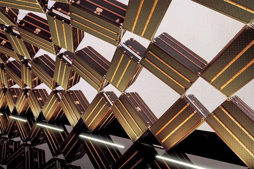 上の写真は、ブランド誕生の先駆けとなったトランクが並ぶ「トランクスケープ」の展示イメージ。©LouisVuitton