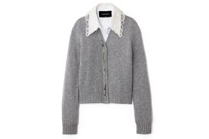 装いに洗練と華やぎを与える「ファビアナ フィリッピ」のブラウスとカーディガン