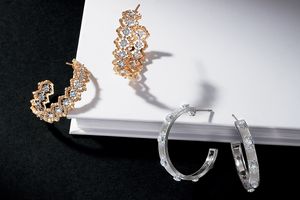 彫りの技法が繊細な輝きと絹のような光沢をもたらす「ブチェラッティ」のイヤリング