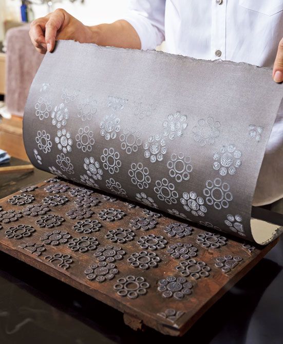 寛政3年（1791年）の裏書が残る「影日向九曜紋」の板木から手摺りで和紙に写し取る「唐長」の唐紙。