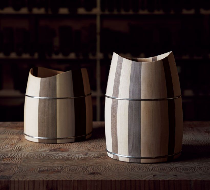 室町時代から受け継がれる木桶の技法と緻密な計算によって創られている「中川木工芸」のシャンパンクーラー。美しい2色の木肌と曲線がアート作品のような佇まい。