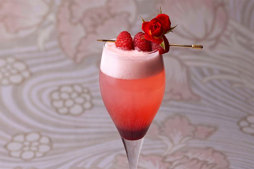 HERAルームのフェミニンな印象からバラを想像し、優雅な雰囲気を表現した「HERA スタイル ラズベリーローズサワー」(五城目ラズベリー、ローズレッド・インフューズドウォッカ、フランボワーズリキュール、クランベリージュース、ローズシロップ、レモンジュース)。