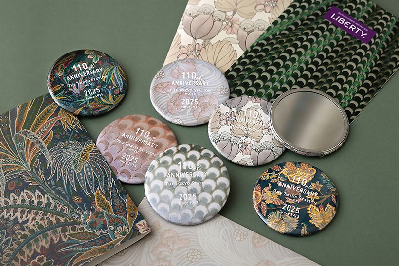 110 周年を記念したロゴ入りのオリジナルミラーは、HERAとJADE のファブリックデザインをプリントした全6種類(デザインは選べません)。