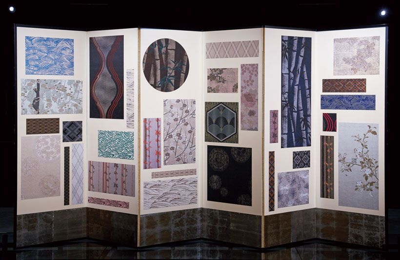 HOSOO FLAGSHIP STORE 2階のHOSOO GALLERYで、8月10日まで行われる『TheHemispheres』展で展示された、新作33点の貼交屛風（はりまぜびょうぶ）。同展示で新作が日本で初めてお披露目された。／◯住所：京都市中京区柿本町412　◯電話：075（221）8888　www.hosoogallery.jp　＊テキスタイルはHOSOO TOKYOでもご覧になれます。