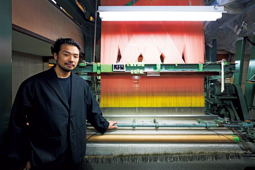 西陣織の革命児、細尾真孝さん。箔を使い、和紙や本金銀を織り込む立体的な構造など、西陣織の特性を失うことなく、帯幅32センチからテキスタイル幅150センチの織機を開発したことが世界進出への分岐点に。