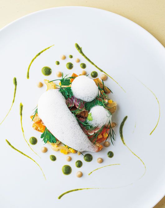 季節の野菜をアーティチョークと白ワインで煮込んだバリグール。あぶったさばとトマトのエキスの泡ソースを添えて。（SETTAN）