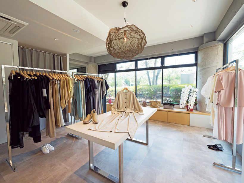 アパレル会社に勤めた経験を生かし40歳でLiSALiSAを立ち上げ、カタログ中心の通信販売を展開。シンプルで上品な神戸・芦屋スタイルはそのままに、“楽して綺麗”をコンセプトにした大人のための洋服には全国に多くのファンがいる。2020年、芦屋川沿いに初の実店舗をオープン。