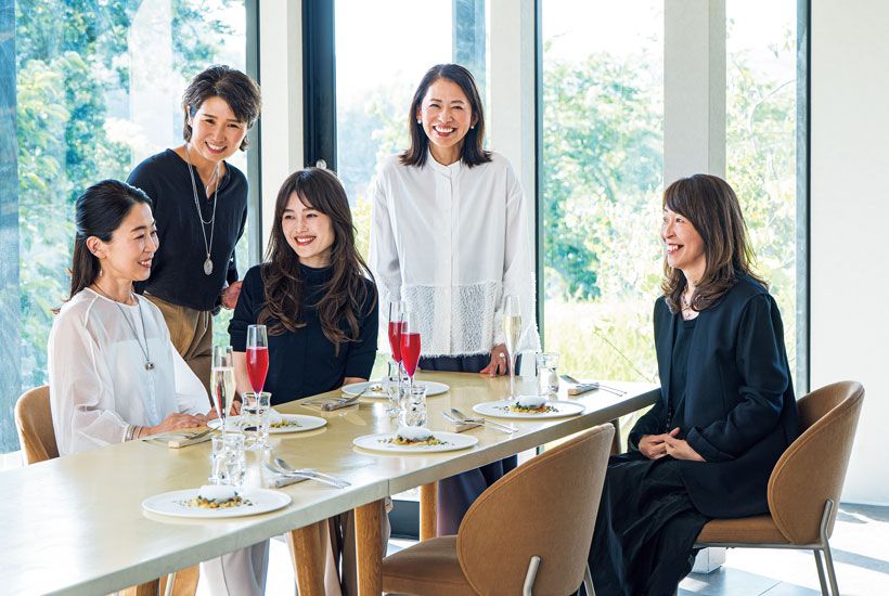 芦屋や神戸で会社を経営する女性たちが貴田加野さんの呼びかけで週末、フランス料理店「SETTAN」に集い、情報交換。職種は違っても経営者同士、共通の悩みもあり話は尽きない。「元気を与え合う関係だからつきあいも長続きする」と貴田さん。この日のメンバーは右から三好万記子さん、貴田さん、岡未来さん、岸上奈渚子さん、星加ルリコさん。