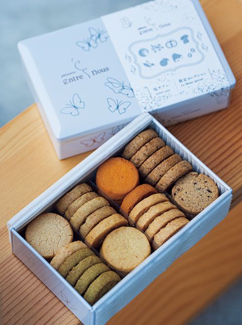 「男女を問わず喜ばれます」と貴田さんおすすめの「塩サブレ」。緑茶、山椒、トマト、チーズなど素材のうまみを塩が引き立てる。（たかやマルシェ）