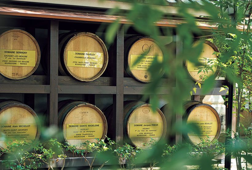 境内の一角に、ブルゴーニュから奉納されたワイン樽。神社では明治神宮と芦屋神社でしか見られない珍しい光景だ。ワイン業界に携わる人々やワイン愛好家から、新たなパワースポットとしても注目されている。
