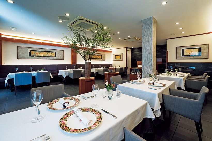 シェフ自ら内装にこだわった落ち着いた雰囲気の1階店内。2階には10名まで利用できる完全個室がある。