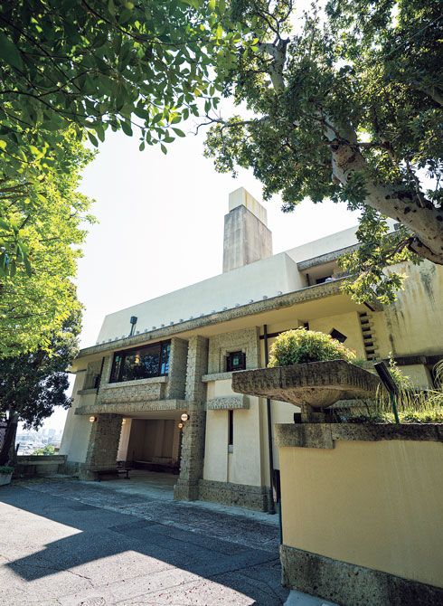 芦屋の小高い丘の上に立つヨドコウ迎賓館は、あしや芸術祭のメイン会場の一つ。設計はフランク・ロイド・ライト。灘の酒造家の別邸として1924年に建てられ、その後淀川製鋼所の所有となり、1974年、国の重要文化財に指定。一般公開されている。