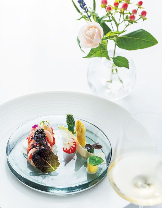 契約農家の有機野菜や各地の無農薬野菜を使用し、素材を大切にした料理。オマール海老とカブと季節の野菜のサラダ、キャビアを添えて。