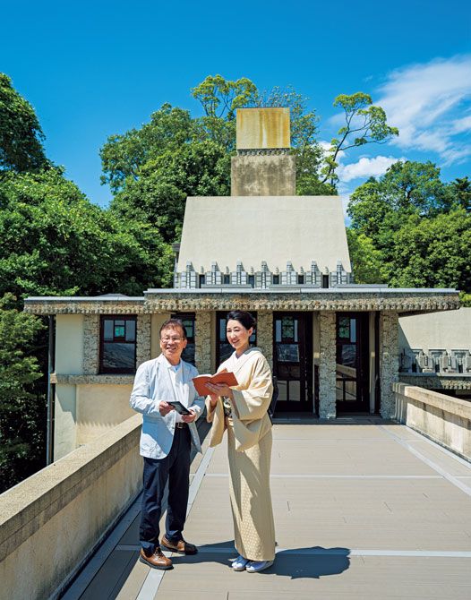 ヨドコウ迎賓館のバルコニーで館長の岩井忠之さんと「あしや芸術祭」の打ち合わせ。芦屋の自然が広がる眺望に、ひらめきも冴えわたる。