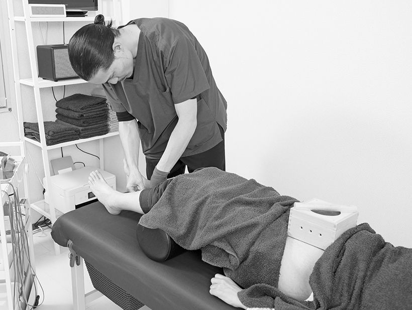 箱灸でおなかの経穴を温熱刺激しながら手足の経穴に鍼を行うなど、限られた時間で高い効果を得られるよう効率的に施術。