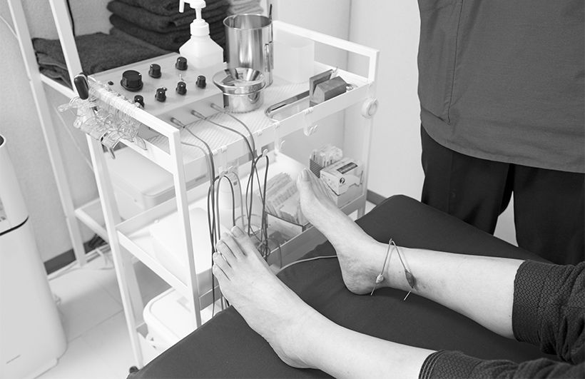 過活動膀胱の症状に有効性が報告されている「三陰交」と「太渓」に鍼通電療法（鍼を刺した部分に微弱な電気を流して筋肉や神経を刺激）を行い、改善を図る。