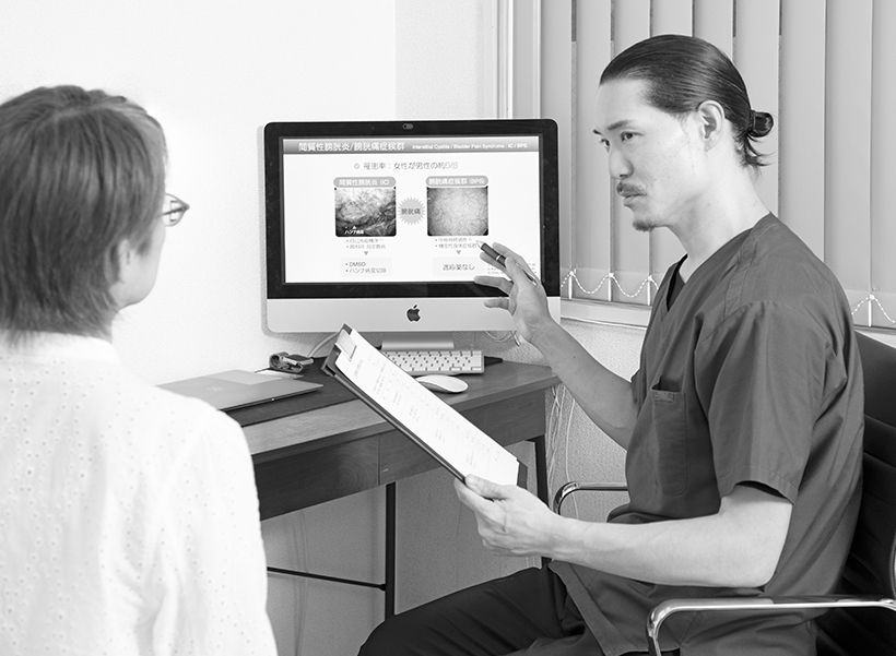 問診の際には、患者が泌尿器科で受けてきた膀胱鏡検査の所見も一緒に確認し、鍼灸の治療計画に役立てている。